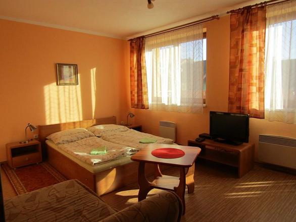 apartm&aacute;n DVA ložnice s ob&yacute;v&aacute;kem