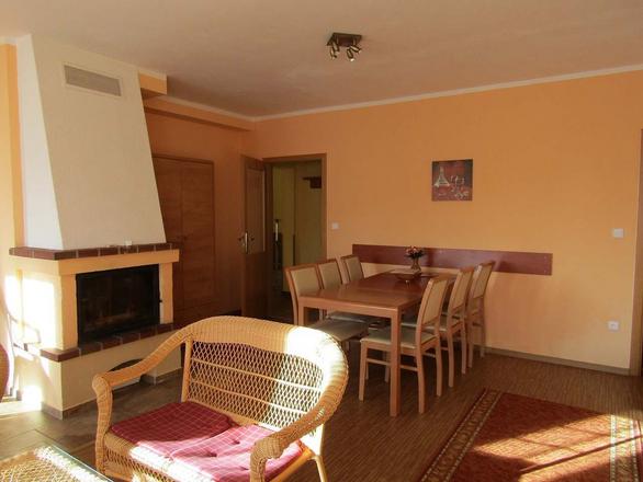 apartm&aacute;n TŘI ob&yacute;vac&iacute; m&iacute;stnost s j&iacute;deln&iacute;m stolem