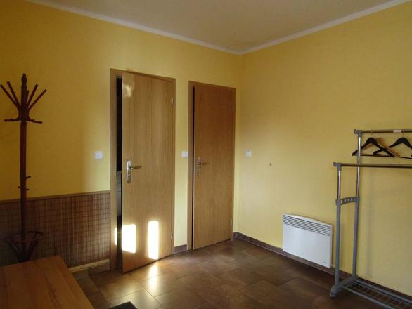 apartm&aacute;n TŘI prostorn&aacute; chodba kde se nach&aacute;z&iacute; wc a koupelna se sprch
