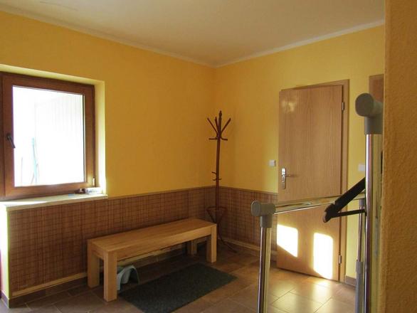 apartm&aacute;n TŘI prostorn&aacute; chodba kde se nach&aacute;z&iacute; wc a koupelna se sprch