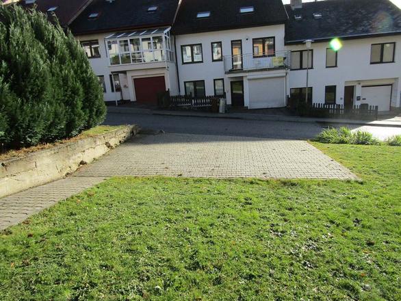 parkovac&iacute; m&iacute;sta pod bar&aacute;kem pro apartm&aacute;n TŘI